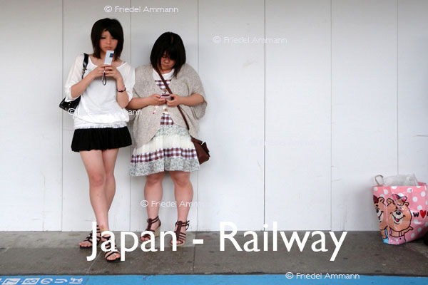 WORLD – Japan – Railway - Waiting