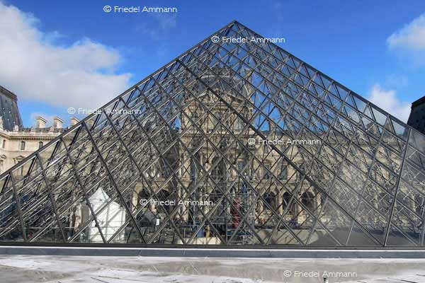 WORLD - France, Paris – Pyramide de Louvre