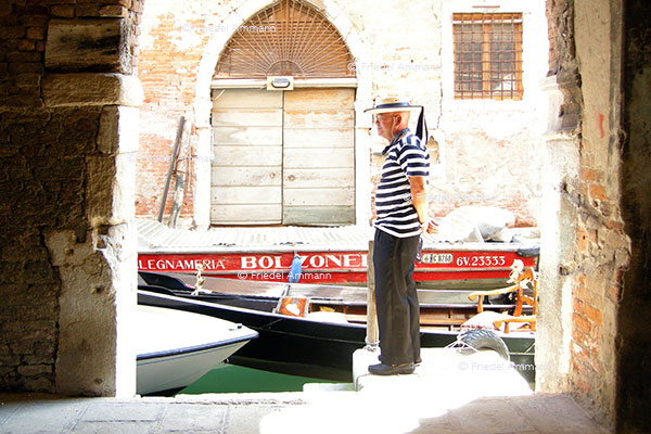 WORLD - Italia, Venezia - Gondoliere
