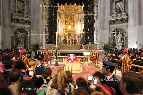 WORLD - Italia, Rom – Petersdom / San Pietro, Vaticano - Papst Johannes Paul II (2005)
