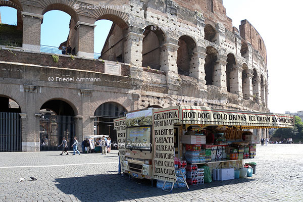 WORLD - Italia, Rom - Colosseum