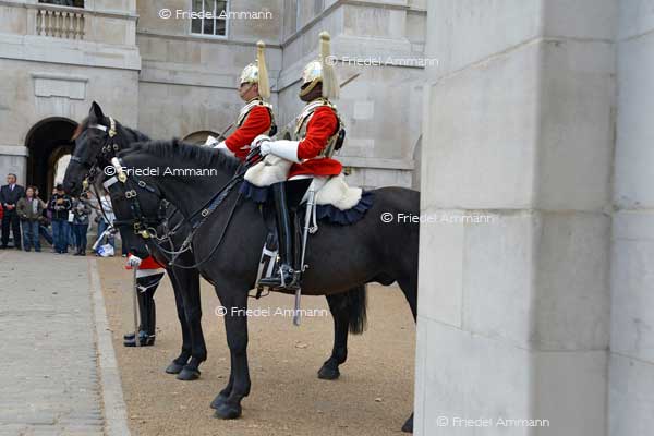 WORLD – London - Queens Guard