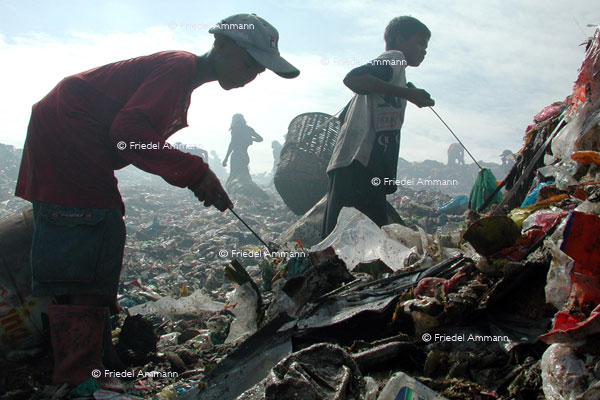WORLD – Philippinen, Metro Manila - Smokey Mountain - garbage pickers «Scavenger» 