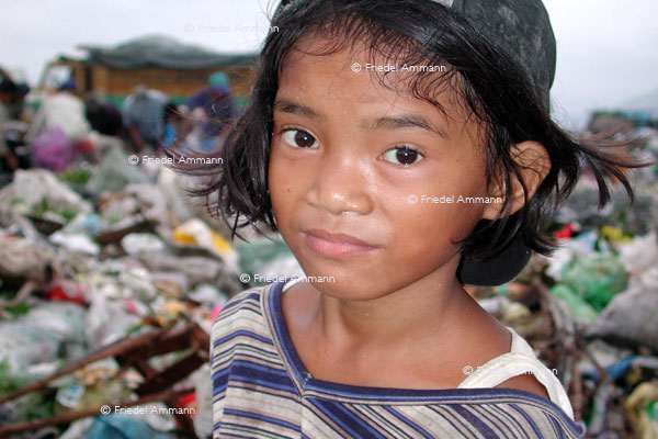 WORLD - Philippinen, Metro Manila - Payatas - garbage pickers «Scavenger» 
