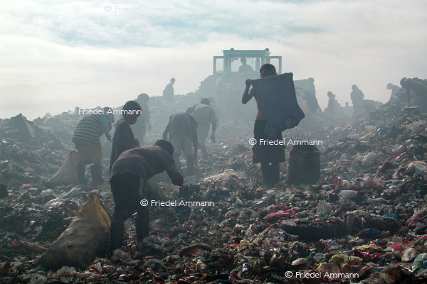 WORLD - Philippinen, Metro Manila - Smokey Mountain - garbage pickers «Scavenger» 