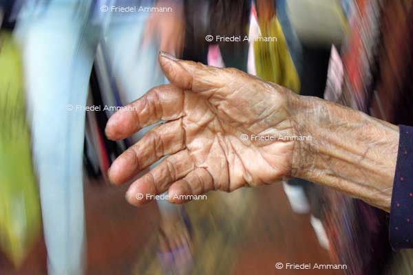 WORLD – Indonesien, Java – beggars hand