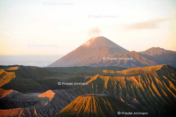 WORLD – Indonesien, Java – Mt. Bromo at sunrise
