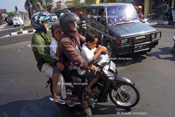 WORLD – Indonesien, Java – family ride