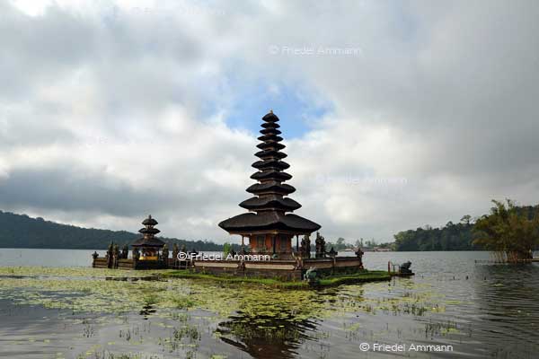 WORLD – Indonesien, Bali – Ulun Danu temple, Lake Bratan, Bedugul