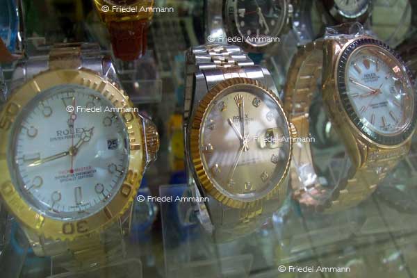 WORLD - Indonesien, Bali – fake watches