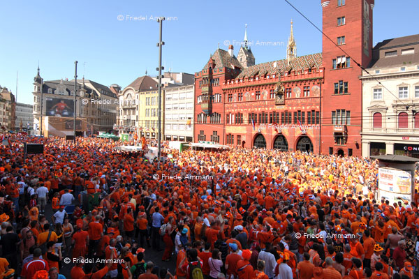 BASEL – Impressionen 1 – Oranje an der EM 08 - Basler Marktplatz, Ratshaus