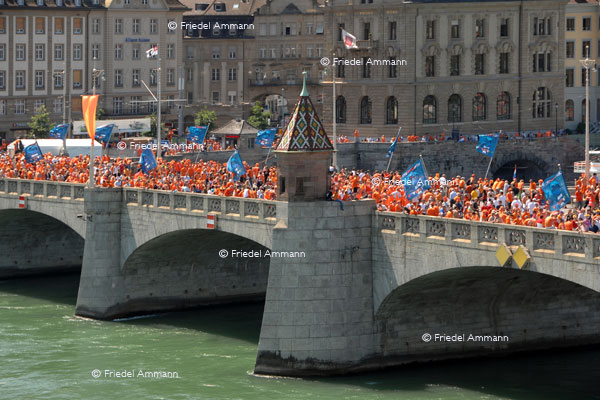 BASEL – Impressionen 1 – Oranjes an der EM 08 – Mittlere Rheinbrücke