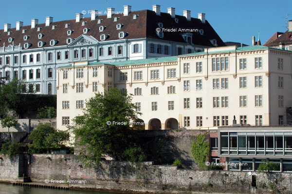 BASEL - Historische Gebäude - Blaues Haus, alte Universität (Gelbes Gebäude, gegründet 1460)