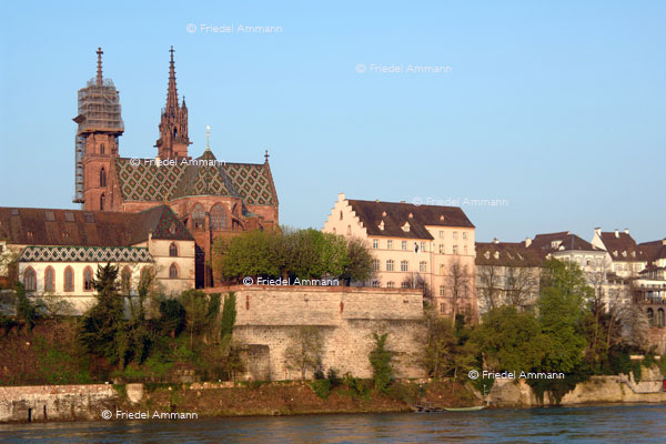 BASEL - Historische Gebäude - Münsterhügel