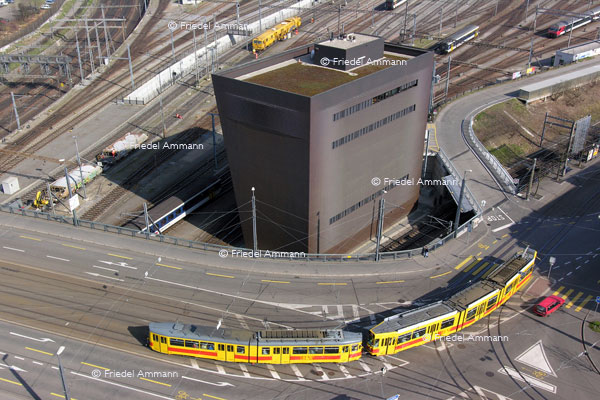 BASEL – Öffentlicher Verkehr – BLT – Münchensteinerbrücke - SBB Stellwerk, Architekten Herzog und De Meuron