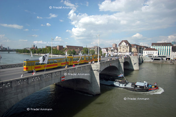BASEL – Öffentlicher Verkehr – BLT - mittlere Rheinbrücke