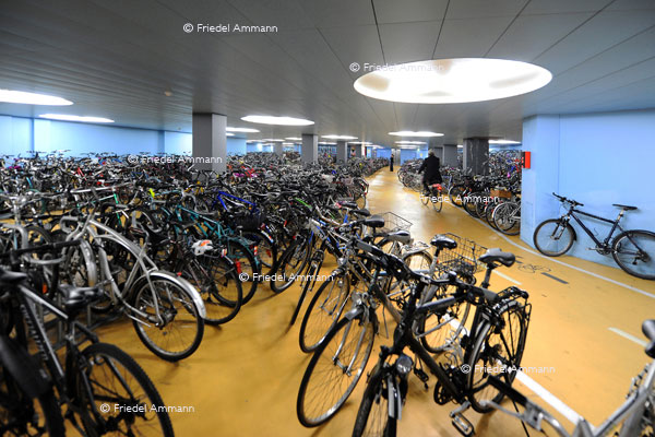 BASEL – Mobilität - Veloparking Bahnhof SBB