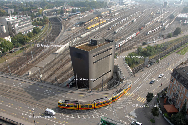 BASEL – Mobilität - BLT: Dornach - Rodersdorf, SBB Stellwerk Münchensteinerbrücke, Architekten Herzog und De Meuron - Rangierbahnhof Wolf
