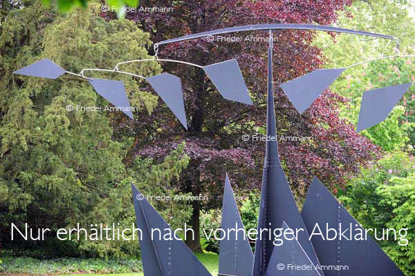 BASEL - Museen – Fondation Beyeler, Riehen - Alexander Calders „The Tree“ (1966) im Berower Park