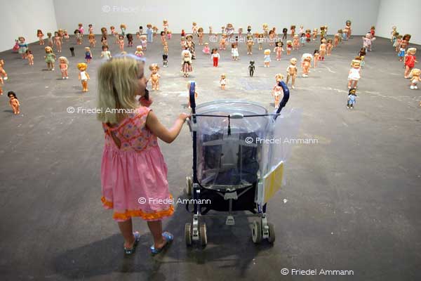 ART Unlimited Basel 33 2002 – Puppen, Zoe Leonard