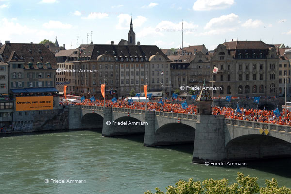 BASEL - BesucherInnen – Oranje (Holländer) - Euro 08 – mittlere Rheinbrücke