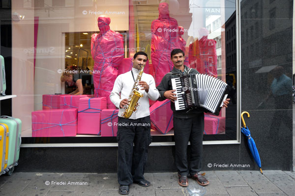 BASEL - BesucherInnen - Strassenmusikanten 