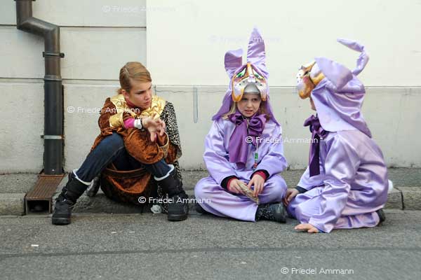 BASEL - Fasnacht 2012 – Jungi Garde, Marschhalt