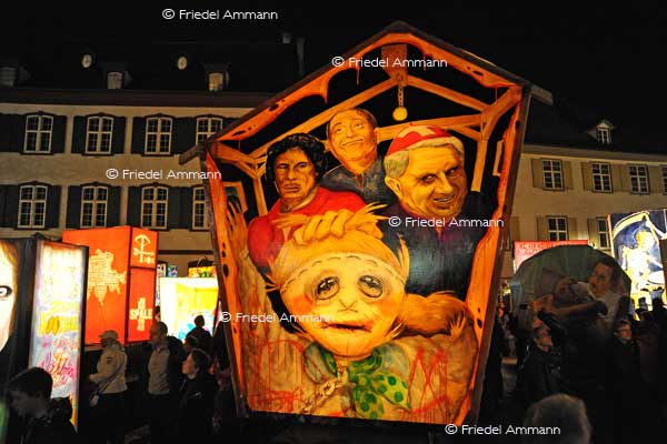 BASEL - Fasnacht 2011 - Laternenausstellung auf dem Münsterplatz