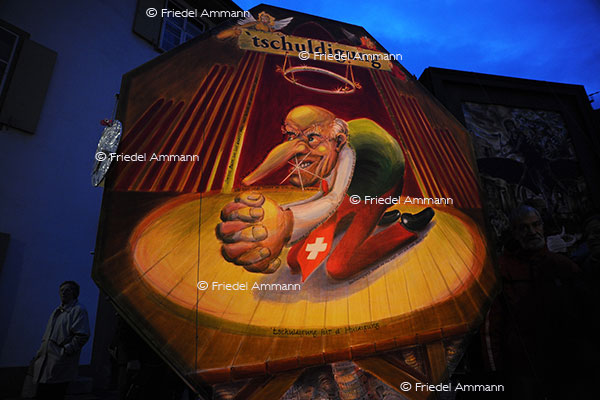 BASEL - Fasnacht 2010 - Laternenausstellung auf dem Münsterplatz