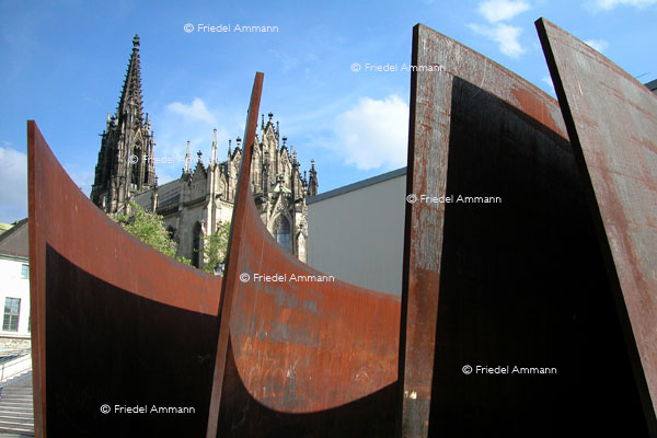  BASEL - Öffentliche Kunst – Plastik von Richard Serras, Theaterplatz 
