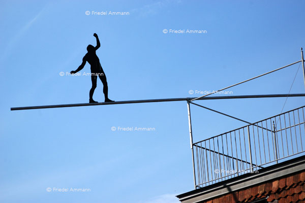 BASEL - Öffentliche Kunst – Balancefigur von Hubertus von der Golz