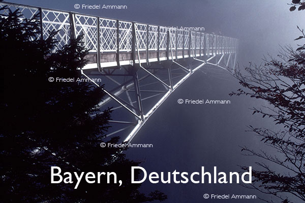 BAUTEN – Brücken / Bridges - Eisenbrücke beim Schloss Neuschwanstein - Bayern, Deutschland