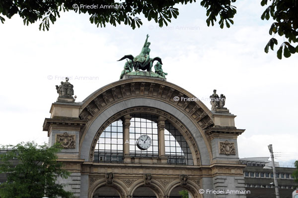 BAUTEN - Gebäudeansichten / Building opinions - Triumphbogen, der Bahnhofshalle, Luzern, Schweiz