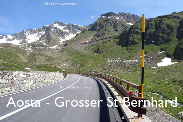 BAUTEN / MOBILITÄT – BUILDINGS / MOBILITY - Strassen, Tunnels - Roads, Tunnel – Grosser St Bernhard – Abfahrt nach Martigny, Schweiz