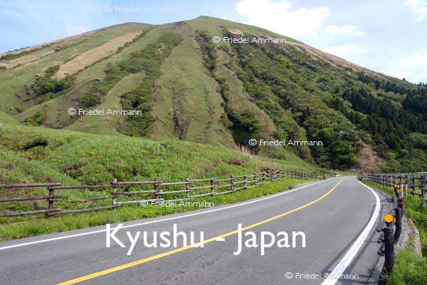 BAUTEN / MOBILITÄT – BUILDINGS / MOBILITY - Strassen, Tunnels - Roads, Tunnel – Aso Mountain, Kyushu, Japan