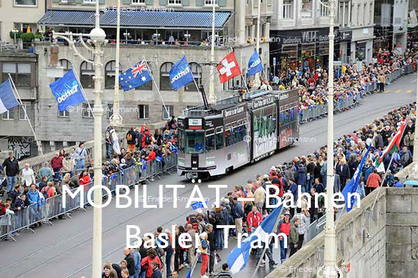 BAUTEN / MOBILITÄT – Bahn – Basler Tram - Mittlere Rheinbrücke während des Tattoo-Umzuges, Schweiz