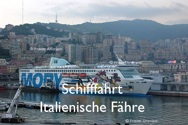 BAUTEN / MOBILITÄT – Schifffahrt – Italienische Fähre, Ferry - Hafen Genua, Italia
