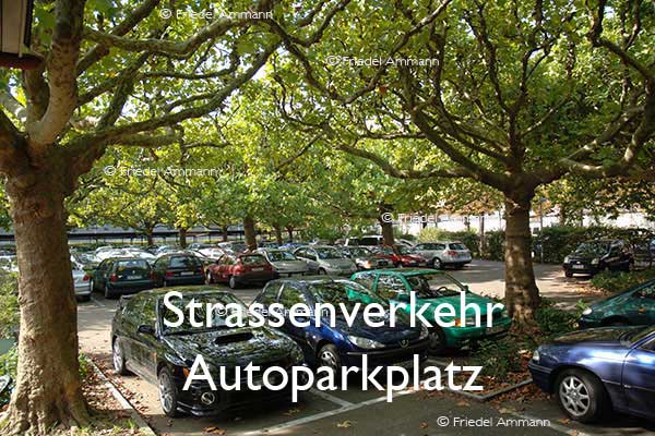 BAUTEN / MOBILITÄT – Strassenverkehr / Traffic –Autoparkplatz, Basel, Schweiz