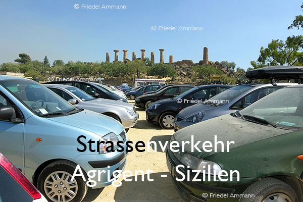 BAUTEN / MOBILITÄT – Strassenverkehr / Traffic - Parkplatz Agrigent - Sizilien, Italia