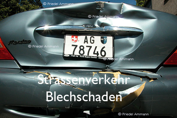 BAUTEN / MOBILITÄT – Strassenverkehr / Traffic - Blechschaden