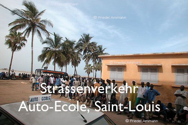 BAUTEN / MOBILITÄT – Strassenverkehr / Traffic – Auto-Ecole, Saint-Louis, Senegal 