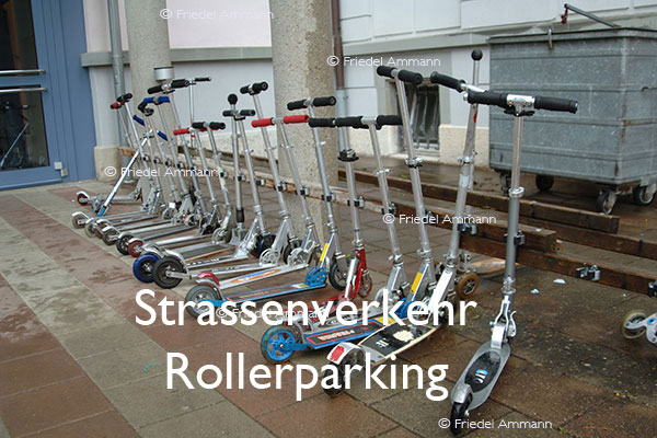 BAUTEN / MOBILITÄT – Strassenverkehr / Traffic - Rollerparking