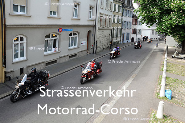 BAUTEN / MOBILITÄT – Strassenverkehr / Traffic – Motorrad-Corso