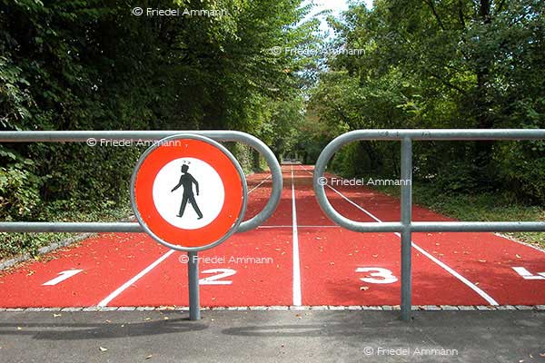 BAUTEN / MOBILITÄT - BUILDINGS / MOBILITY - Verkehrszeichen / Roadsign – Schweizer Verbotstafel