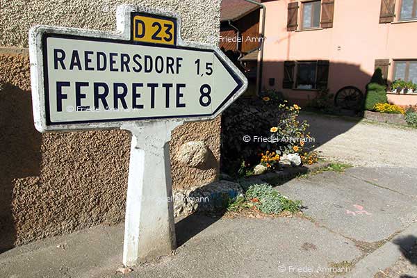BAUTEN / MOBILITÄT - BUILDINGS / MOBILITY - Verkehrszeichen / Roadsign – Ehemalige französische Wegweisertafel aus Stein