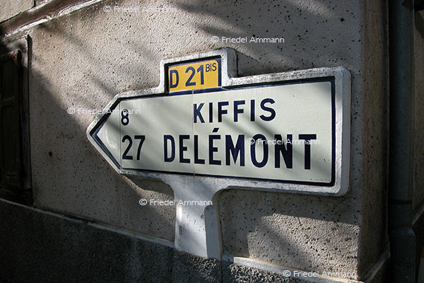 BAUTEN / MOBILITÄT - BUILDINGS / MOBILITY - Verkehrszeichen / Roadsign - Ehemalige französische Wegweisertafel aus Stein