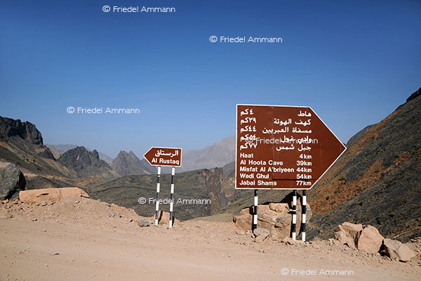 BAUTEN / MOBILITÄT - BUILDINGS / MOBILITY - Verkehrszeichen / Roadsign – Wegweiser, Oman