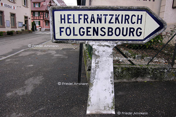 BAUTEN / MOBILITÄT - BUILDINGS / MOBILITY - Verkehrszeichen / Roadsign - Ehemalige französische Wegweisertafel aus Stein