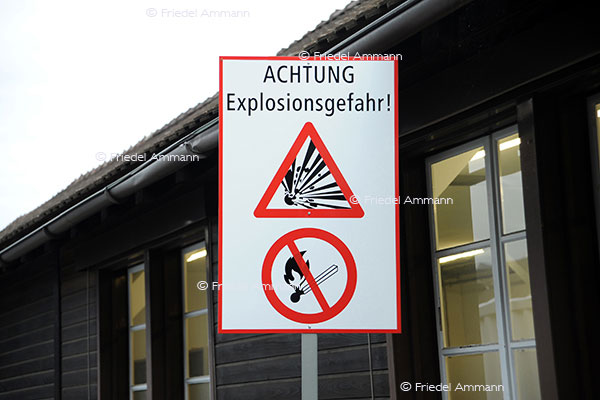 BAUTEN / MOBILITÄT - BUILDINGS / MOBILITY - Verkehrszeichen / Roadsign - Schweizer Warntafel