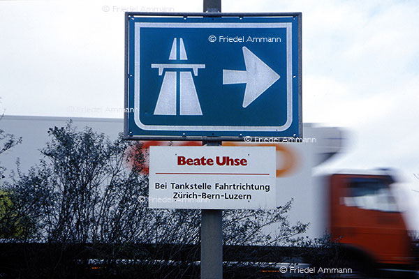 BAUTEN / MOBILITÄT - BUILDINGS / MOBILITY - Verkehrszeichen / Roadsign - Hinweistafel